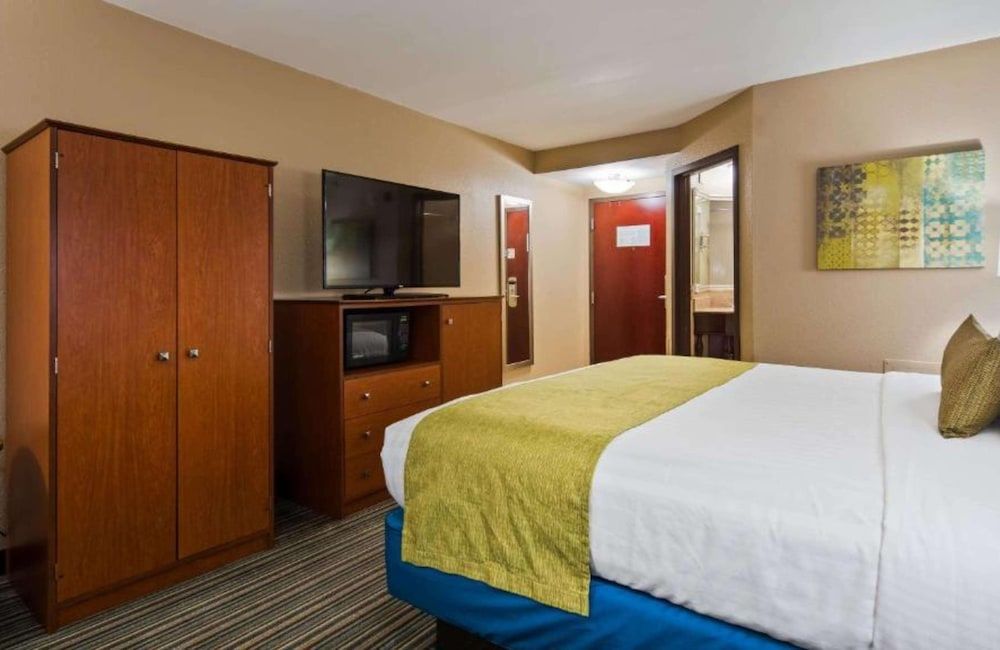 Best Western Eagles Inn Standard Room, 1 King Bed, Non Smoking, Microwave