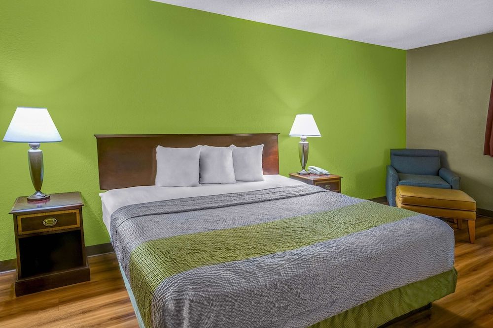 Motel 6 Morehead, KY Business Room, 1 King Bed, Accessible, Non Smoking 2