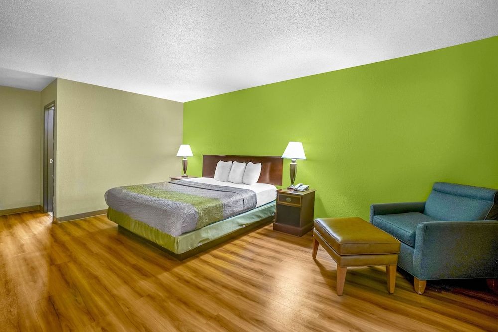 Motel 6 Morehead, KY Business Room, 1 King Bed, Accessible, Non Smoking 3