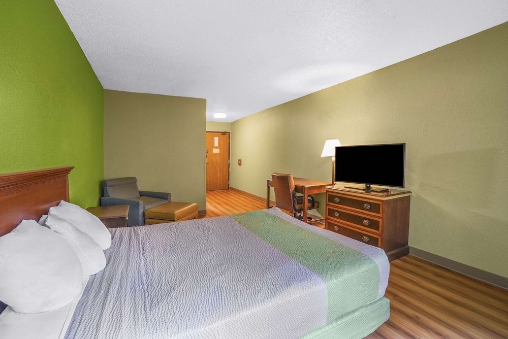 Motel 6 Morehead, KY Standard Room, 1 Queen Bed, Accessible, Smoking