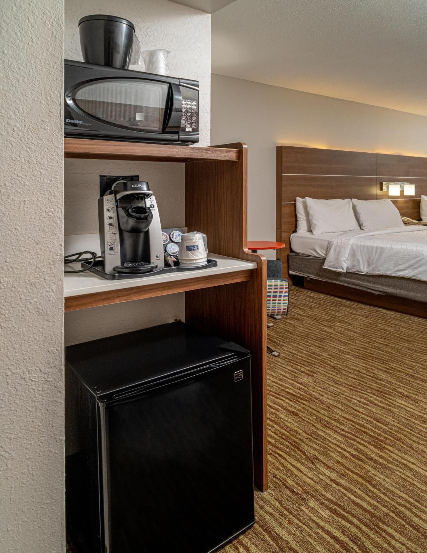 1 King Bed Suite Communications AccessibleTub