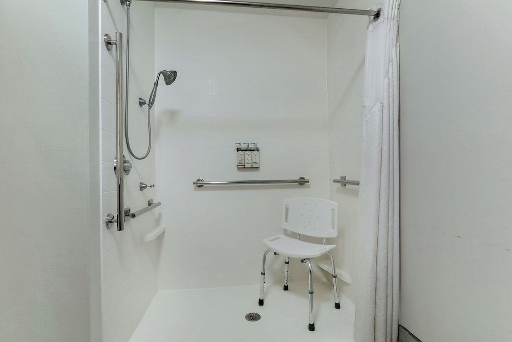 Suite, Accessible Bathtub