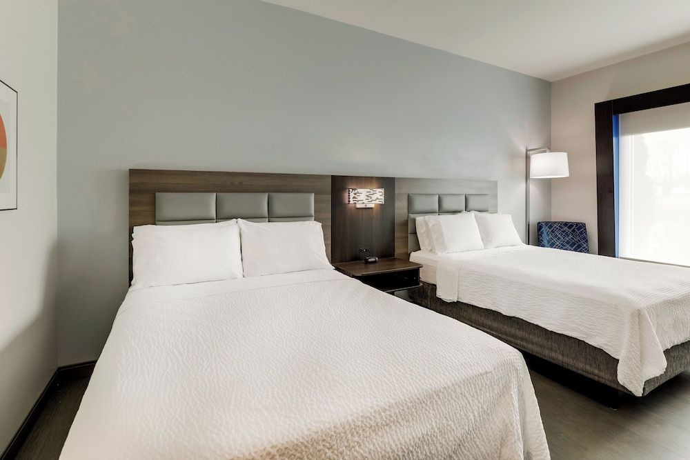 Suite, Accessible Bathtub