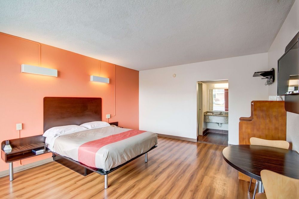 Deluxe Room, 1 Queen Bed, Smoking, Refrigerator & Microwave