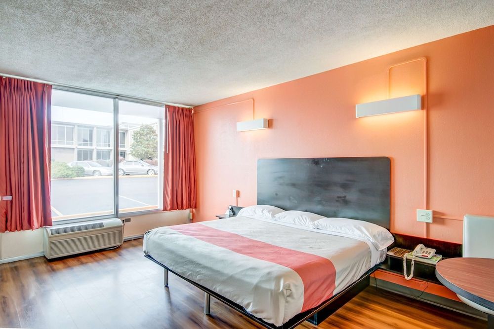 Deluxe Room, 1 King Bed, Non Smoking, Refrigerator & Microwave