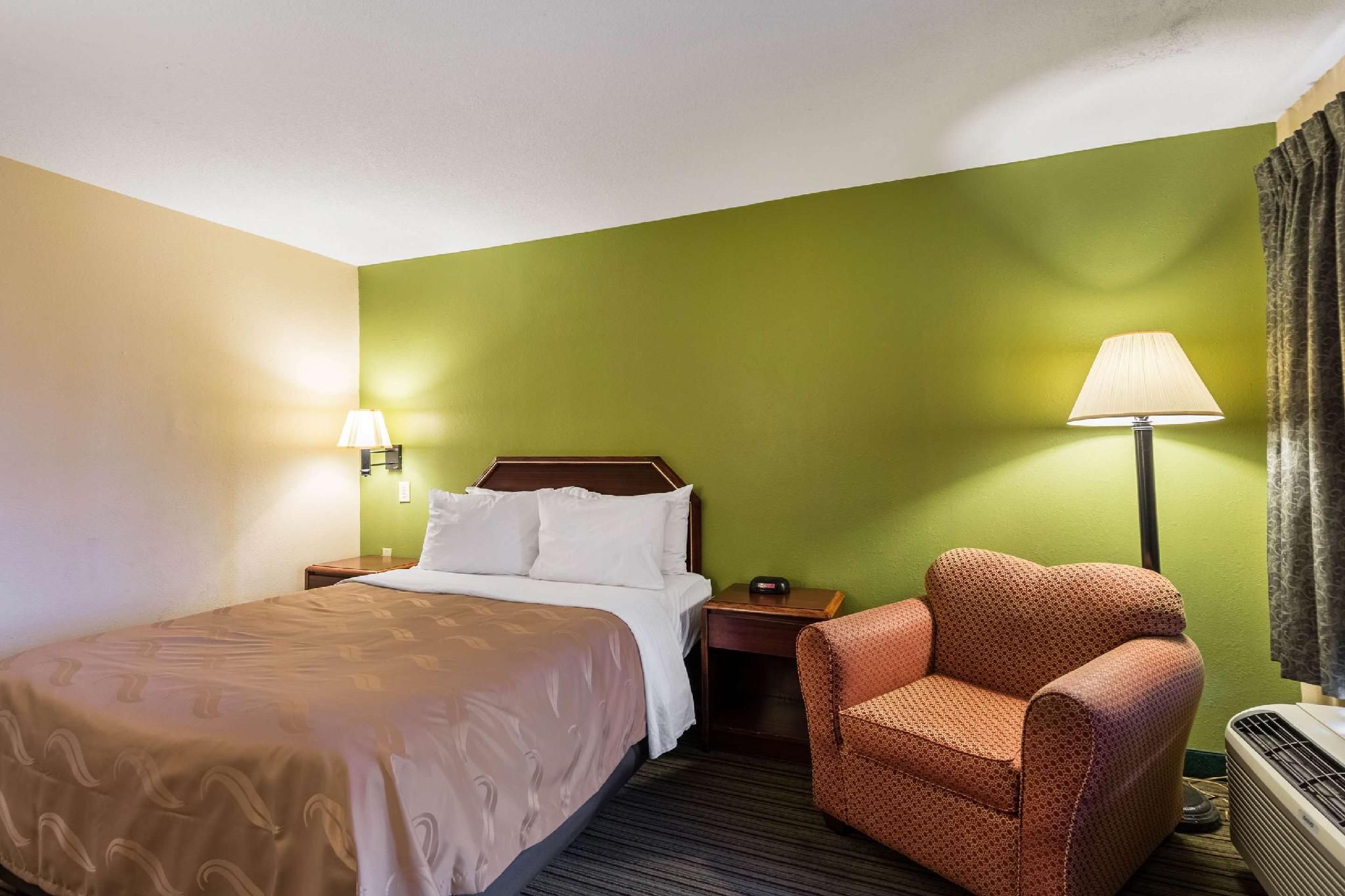 1 Queen Bed, Smoking, Accessible