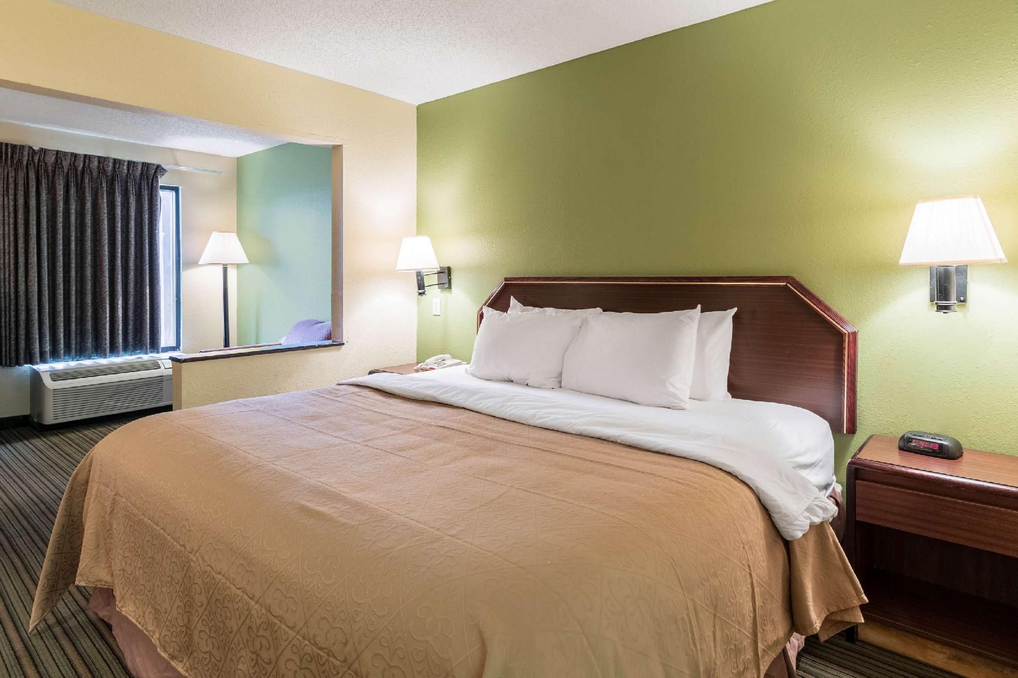 1 King Bed, Nonsmoking, Accessible