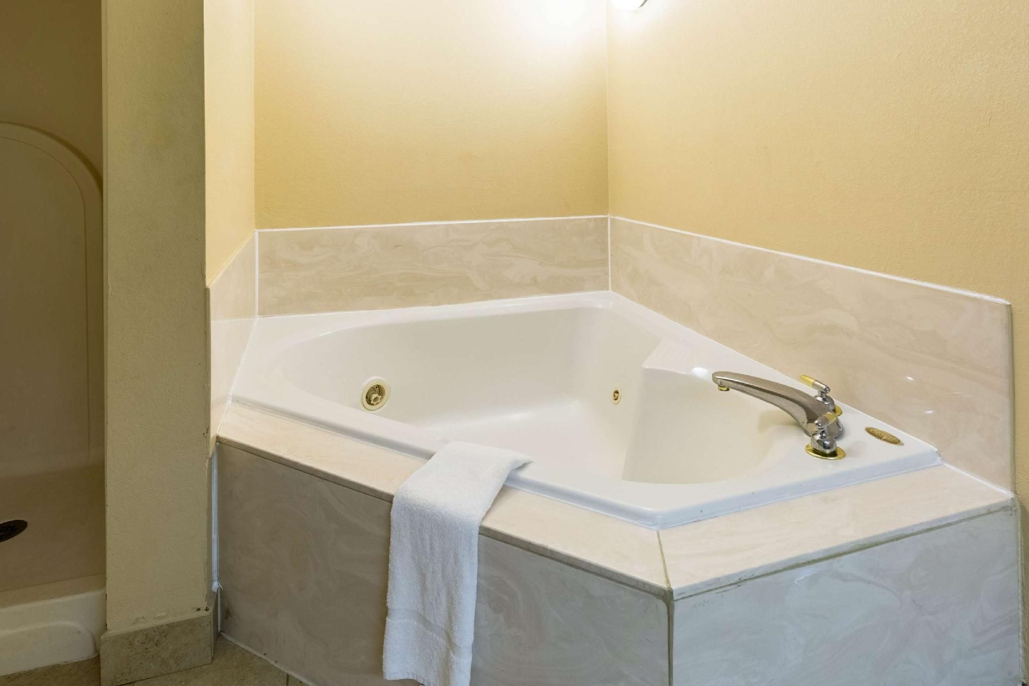 1 King Whirlpool Suite