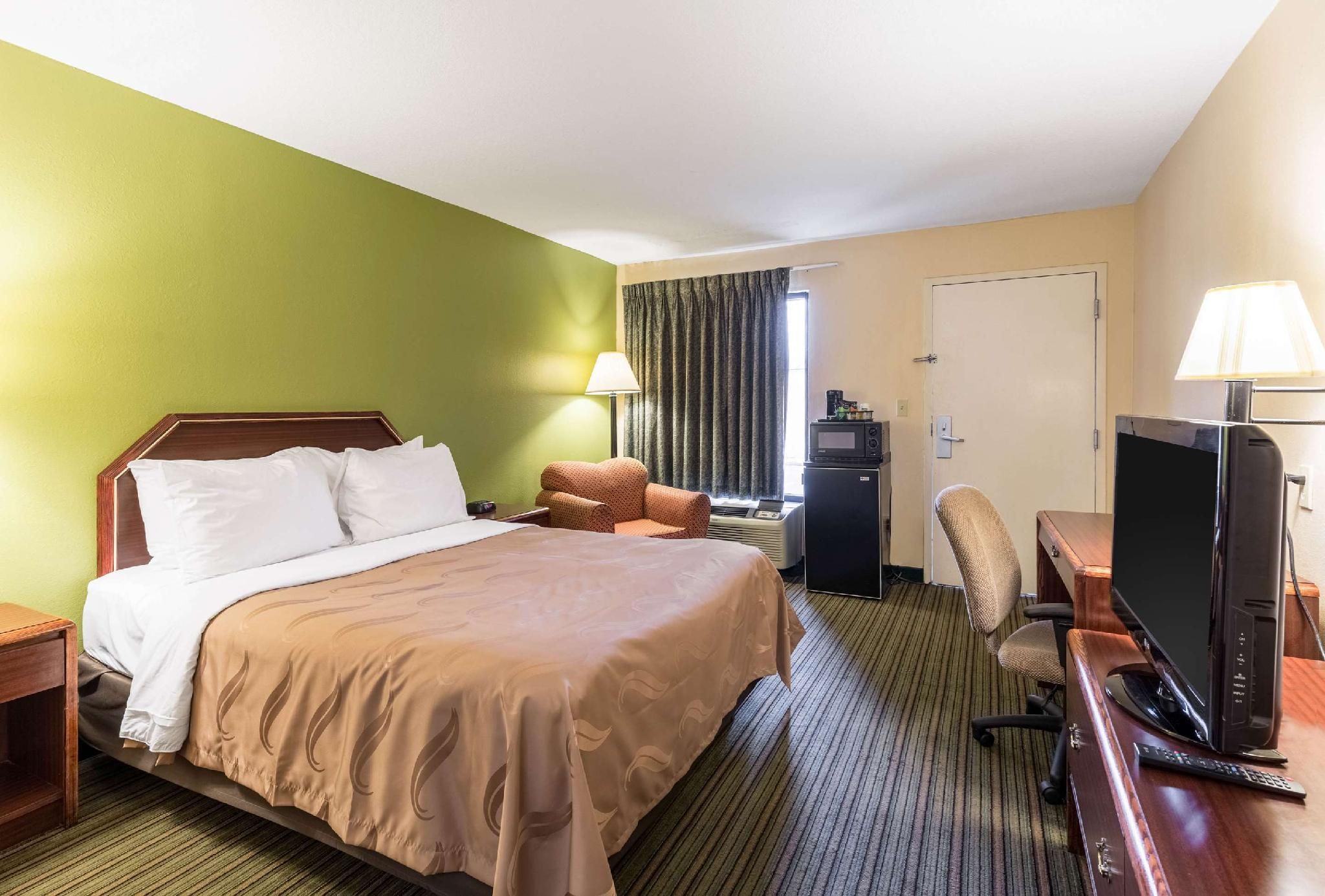 1 Queen Bed, Smoking, Accessible