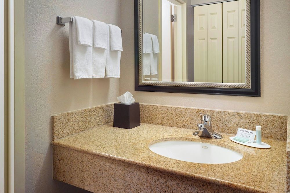 Room, 1 King Bed, Balcony, Courtyard View (Mobility/Hearing Accessible, Tub)