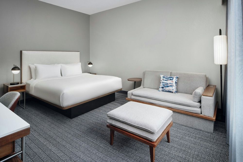 Room, 1 King Bed (Mobility/Hearing Access, Roll-In Shwr)