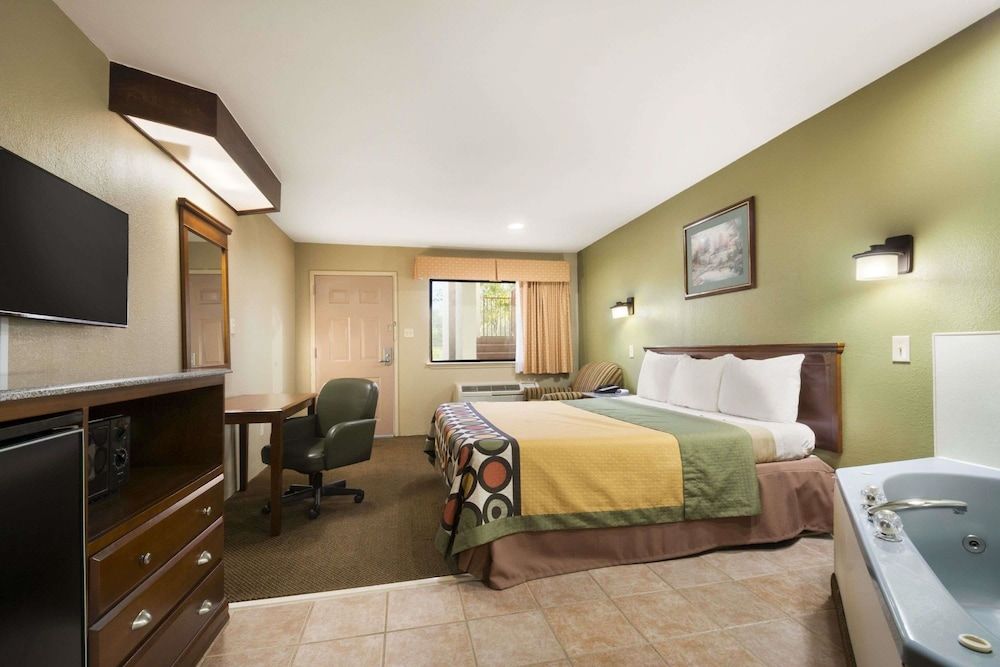 Suite, 1 King Bed, Hot Tub