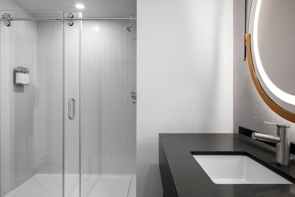 Horseshoe Bossier City– A Caesars Rewards Destination Premium Room, 1 King Bed 3