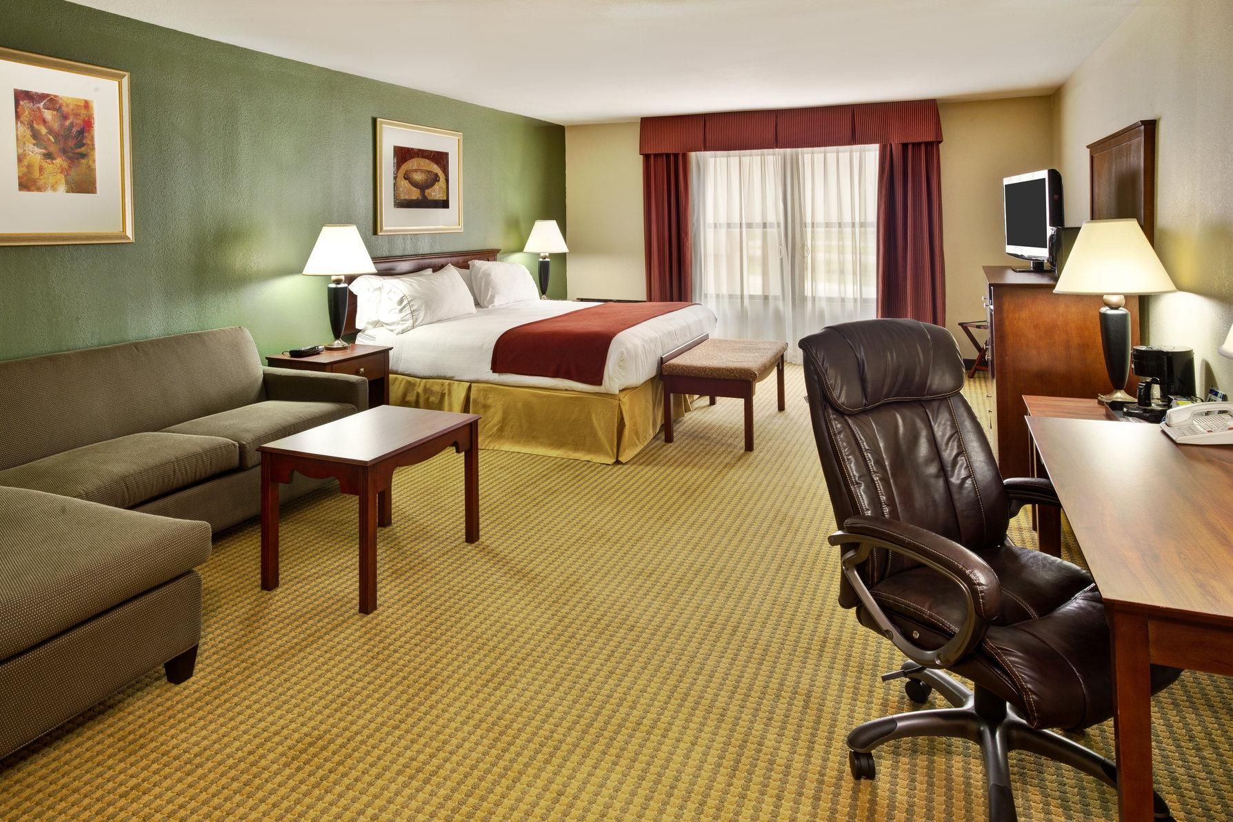 1 King Suite communication mobility Accessible Tub