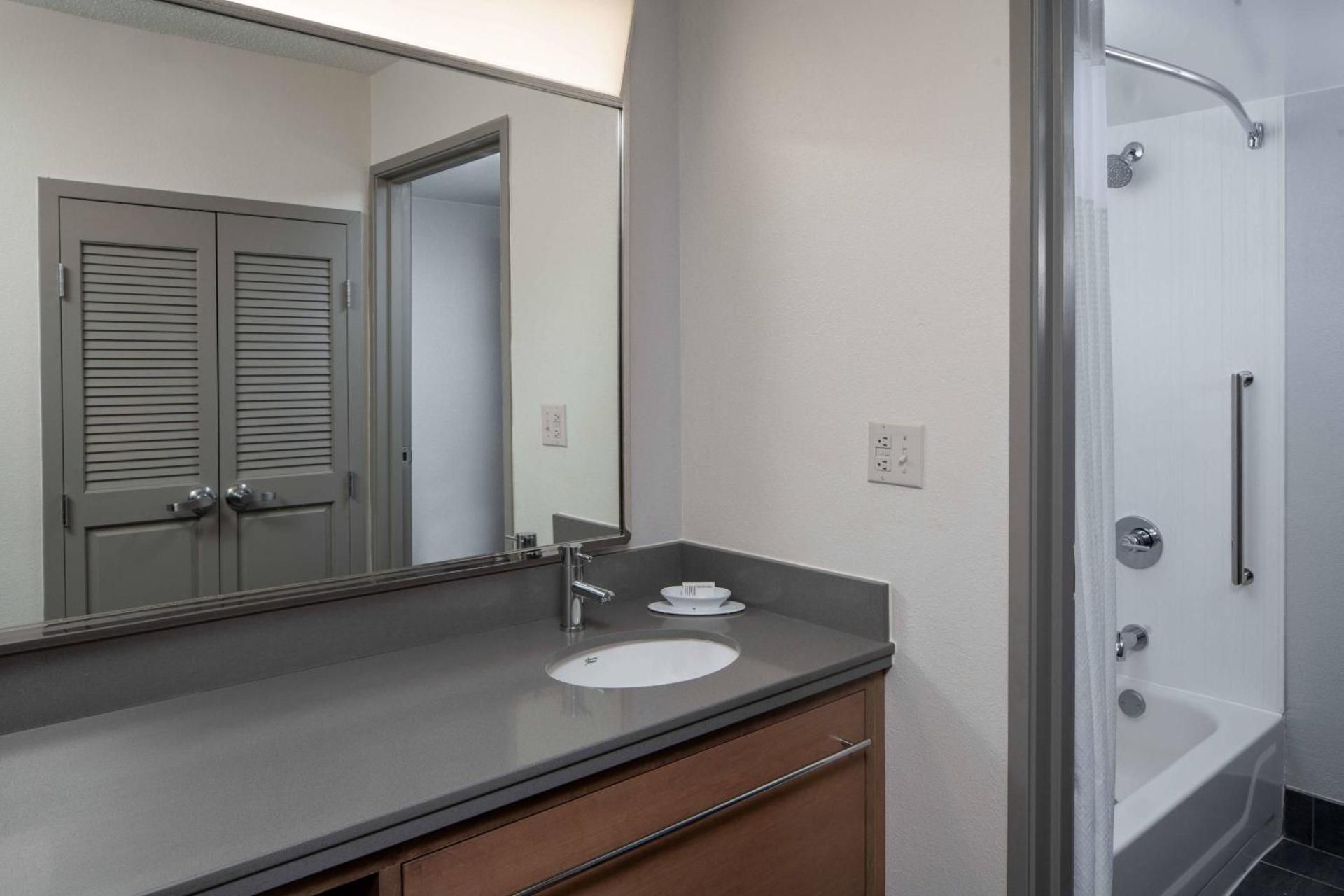One-Bedroom King Suite with Sofa Bed, Courtyard View and Adapted Tub – Mobility Accessible