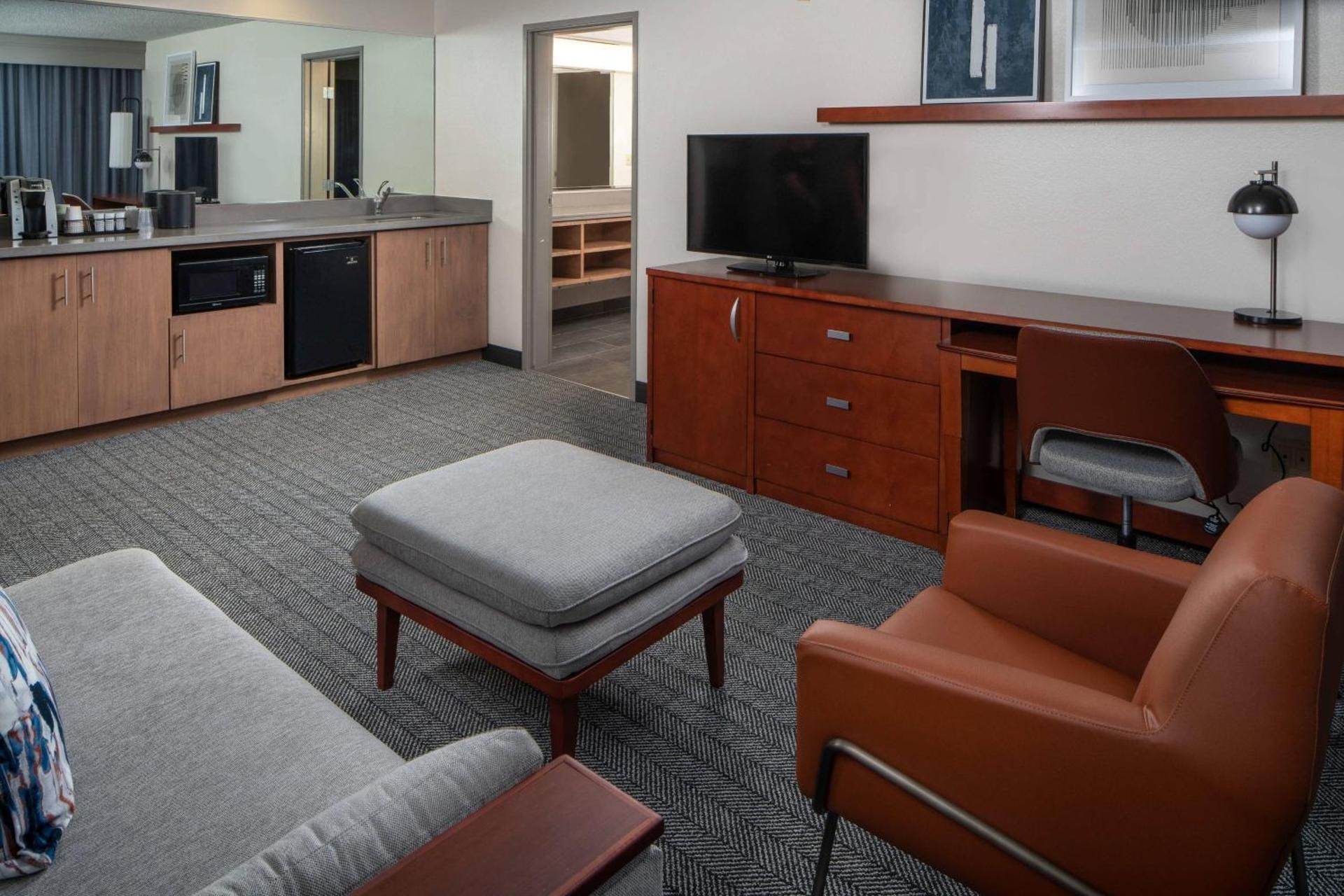 One-Bedroom King Suite with Sofa Bed, Courtyard View and Adapted Tub – Mobility Accessible