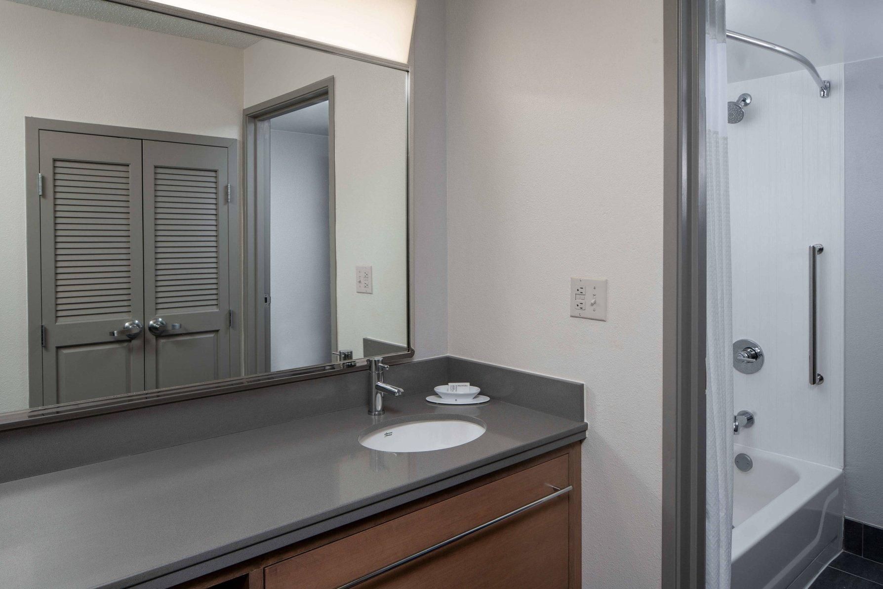 1 Bedroom Suite, 1 King, Sofa bed, Courtyard view