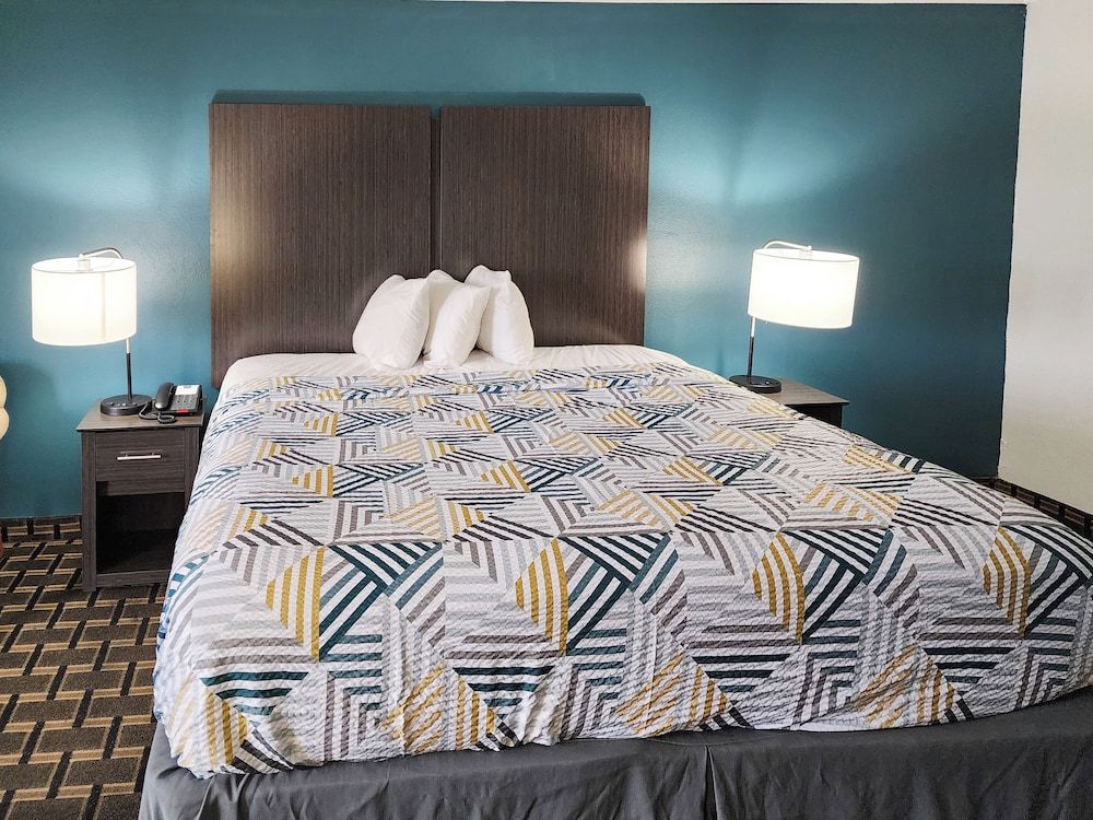 Deluxe Room, 1 King Bed, Accessible, Smoking