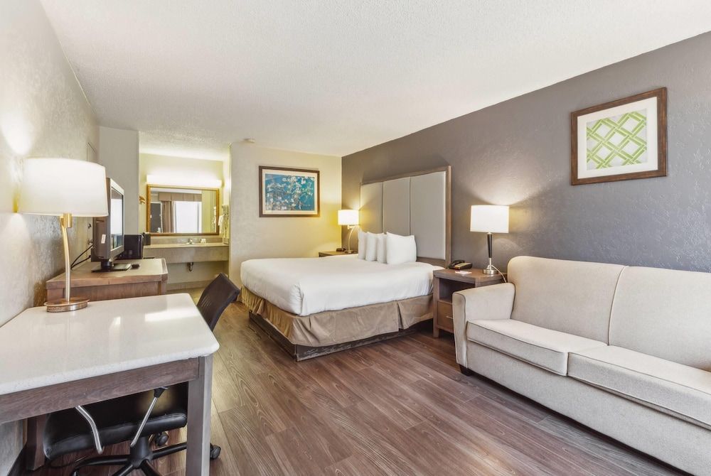 Suite, 1 King Bed, Non Smoking