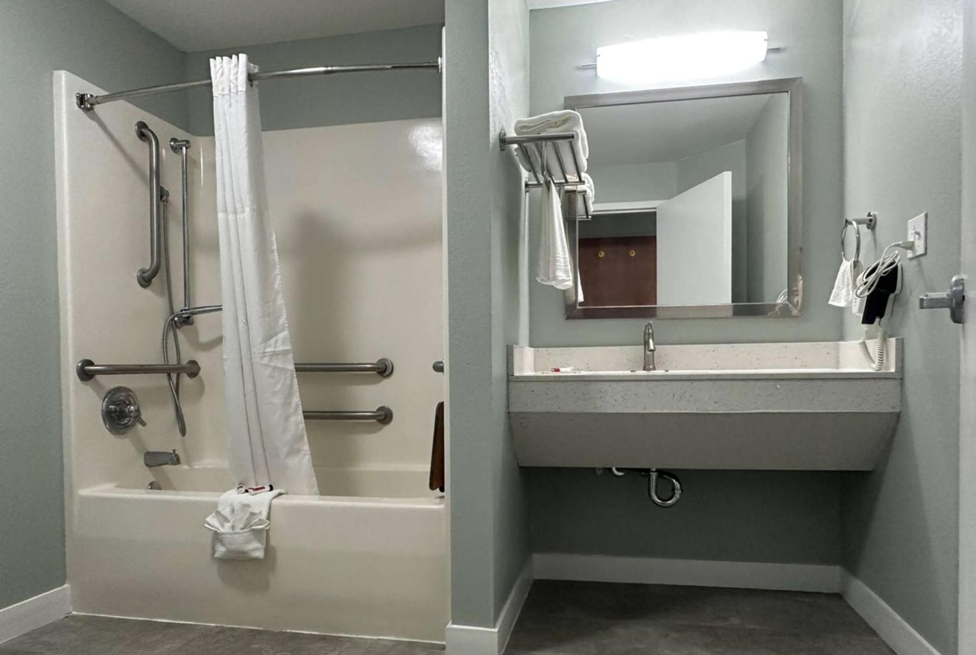 Days Inn & Suites by Wyndham Jennings 1 Queen Bed, Mobility Accessible Room, Smoking 3