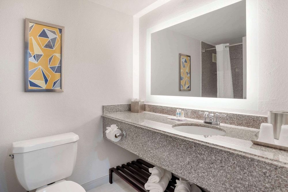 Comfort Inn & Suites New Orleans Airport North Deluxe Suite, 1 King Bed with Sofa bed, Non Smoking 3