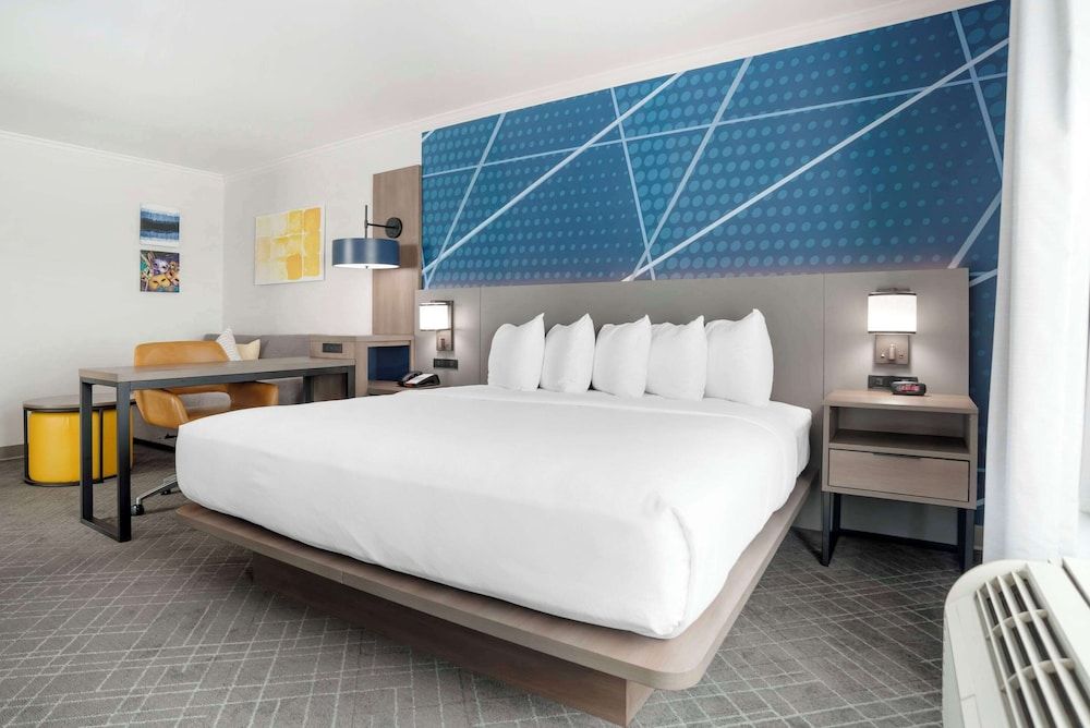 Comfort Inn & Suites New Orleans Airport North Deluxe Suite, 1 King Bed with Sofa bed, Non Smoking