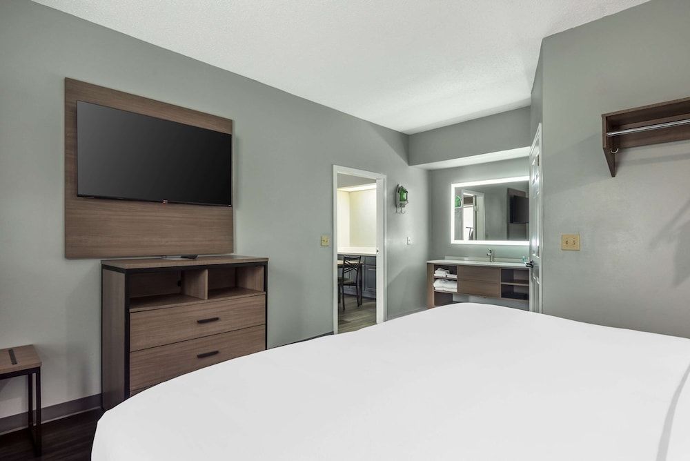 Suite, 1 King Bed, Accessible, Non Smoking