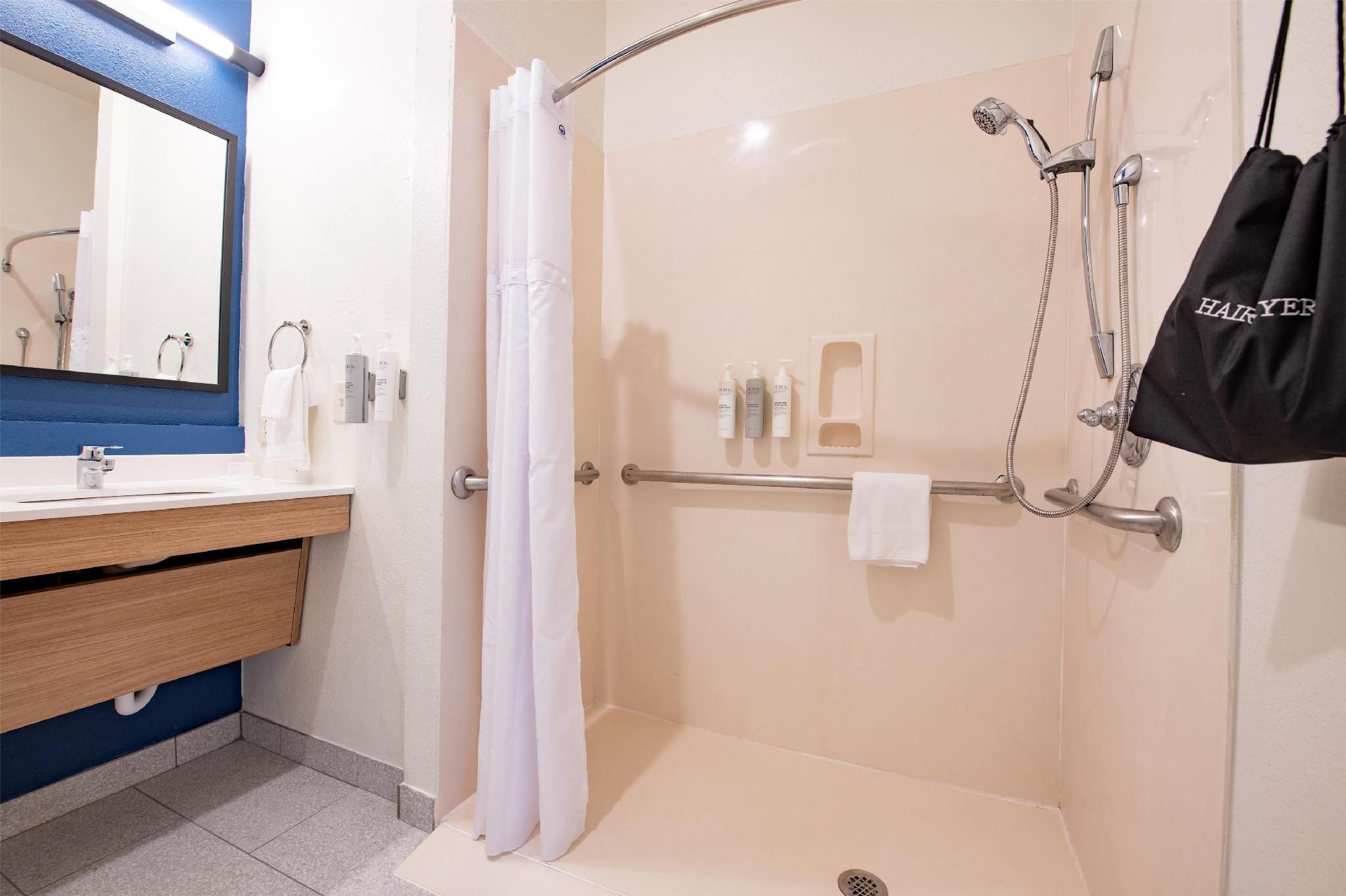 1 King Mobility/Hearing Accessible Ri Shower