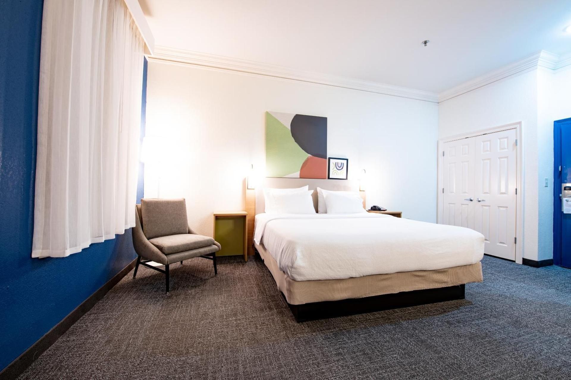 1 King Bed 