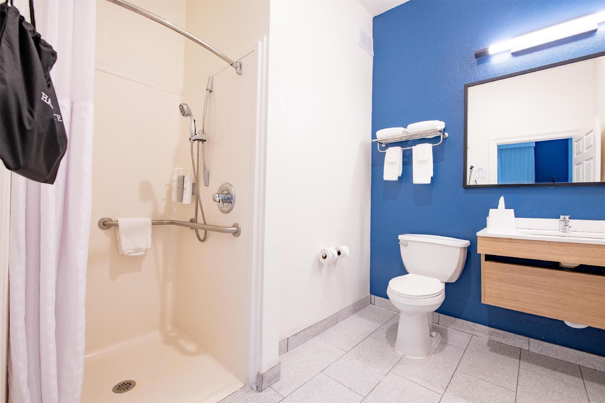 1 King Mobility/Hearing Accessible Ri Shower