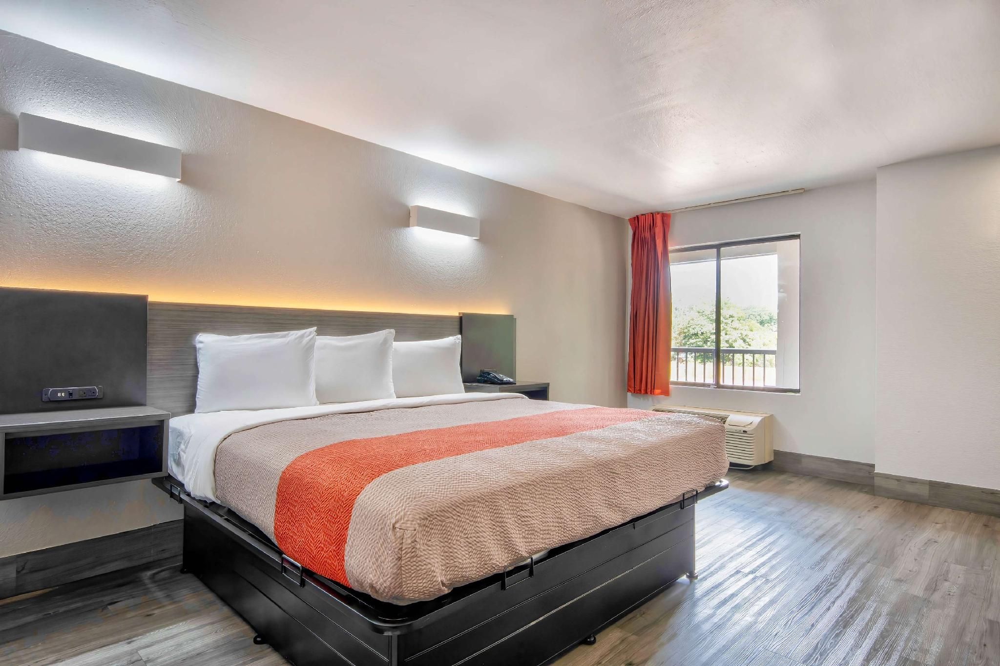 1 King Bed | Mobil Access Tub Nsmk Micfridg