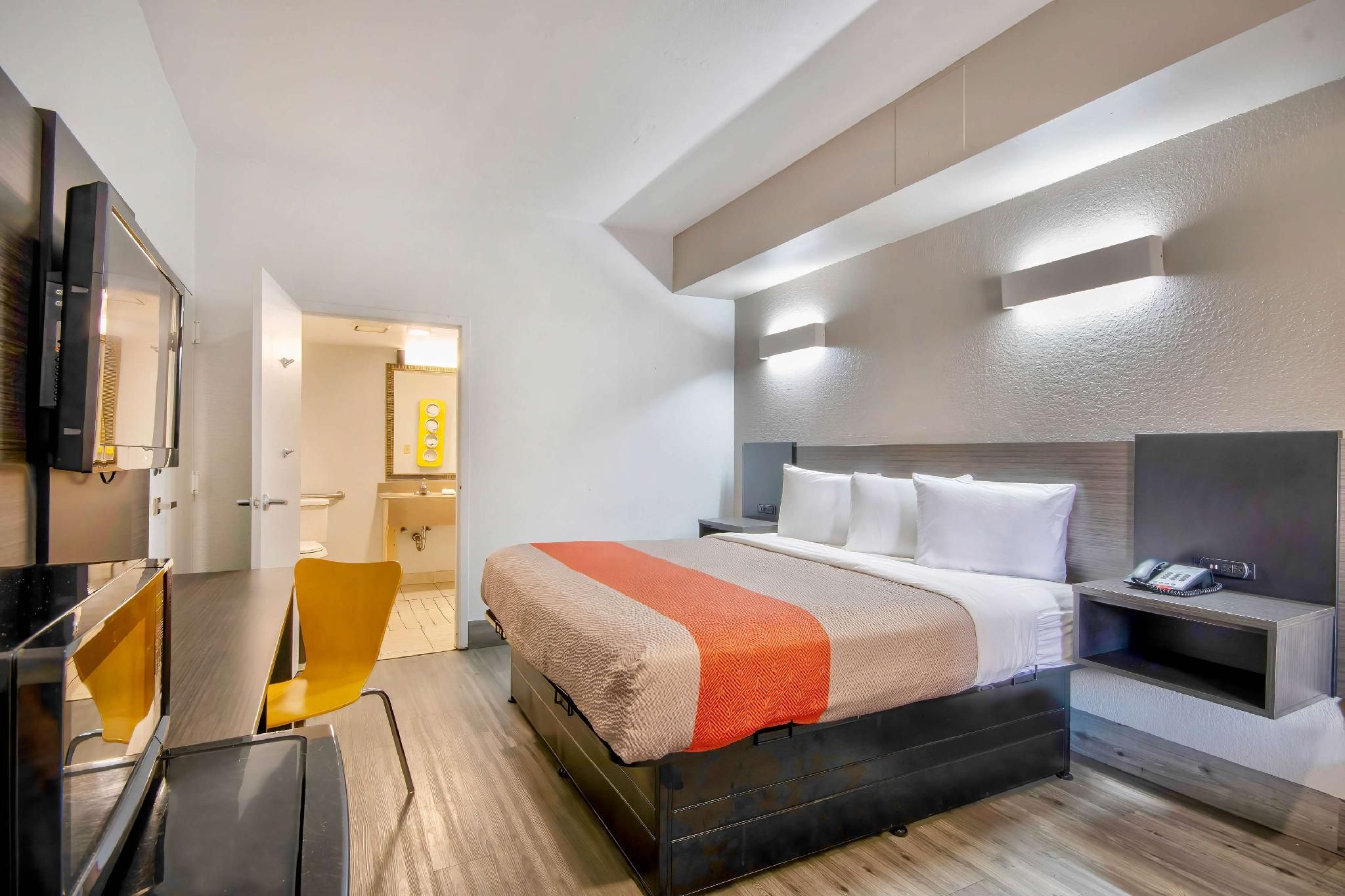 1 King Bed | Suite, Non-Smoking, Micfridge