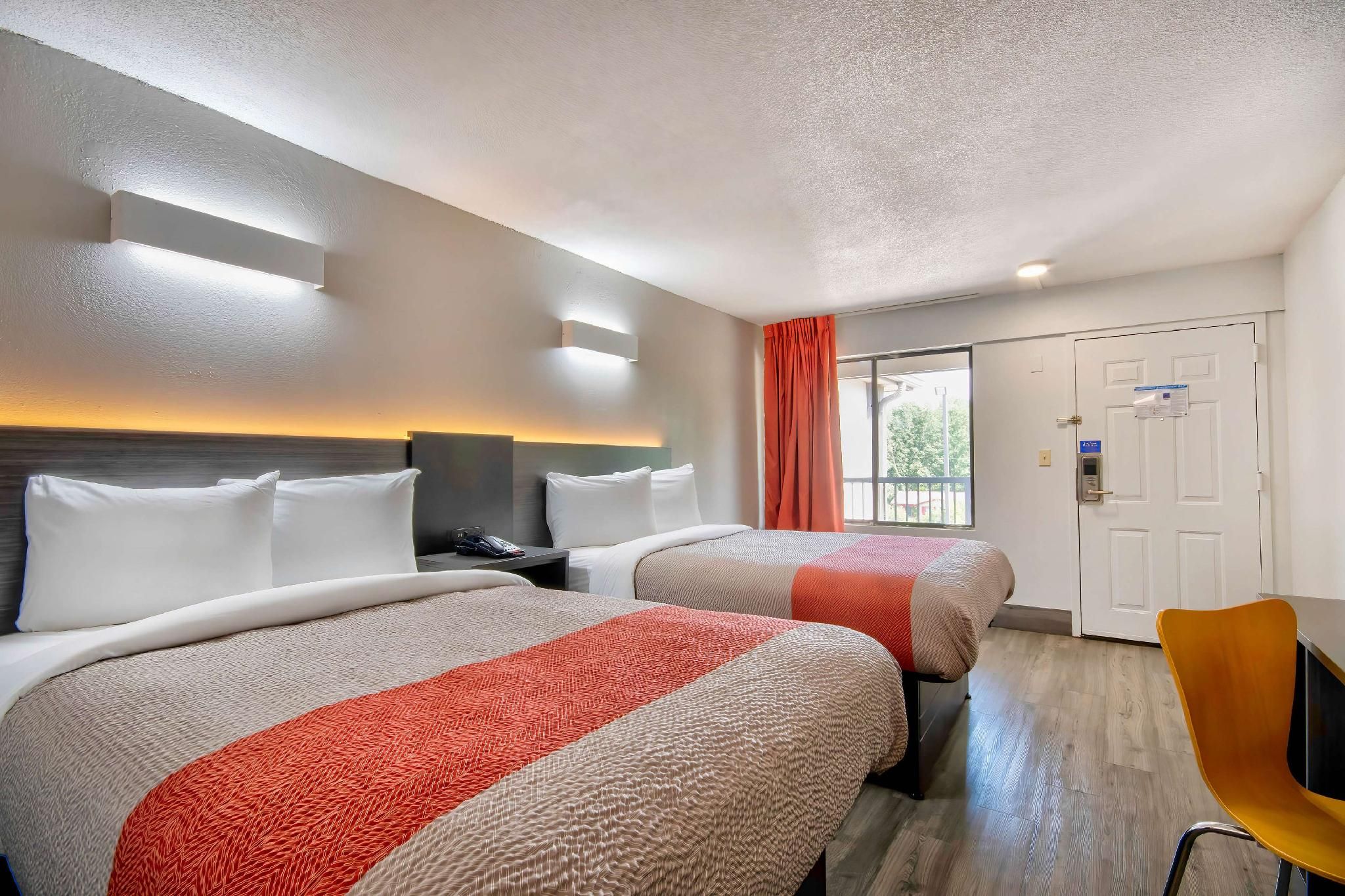 2 Queen Beds | Smoking, Micfridge