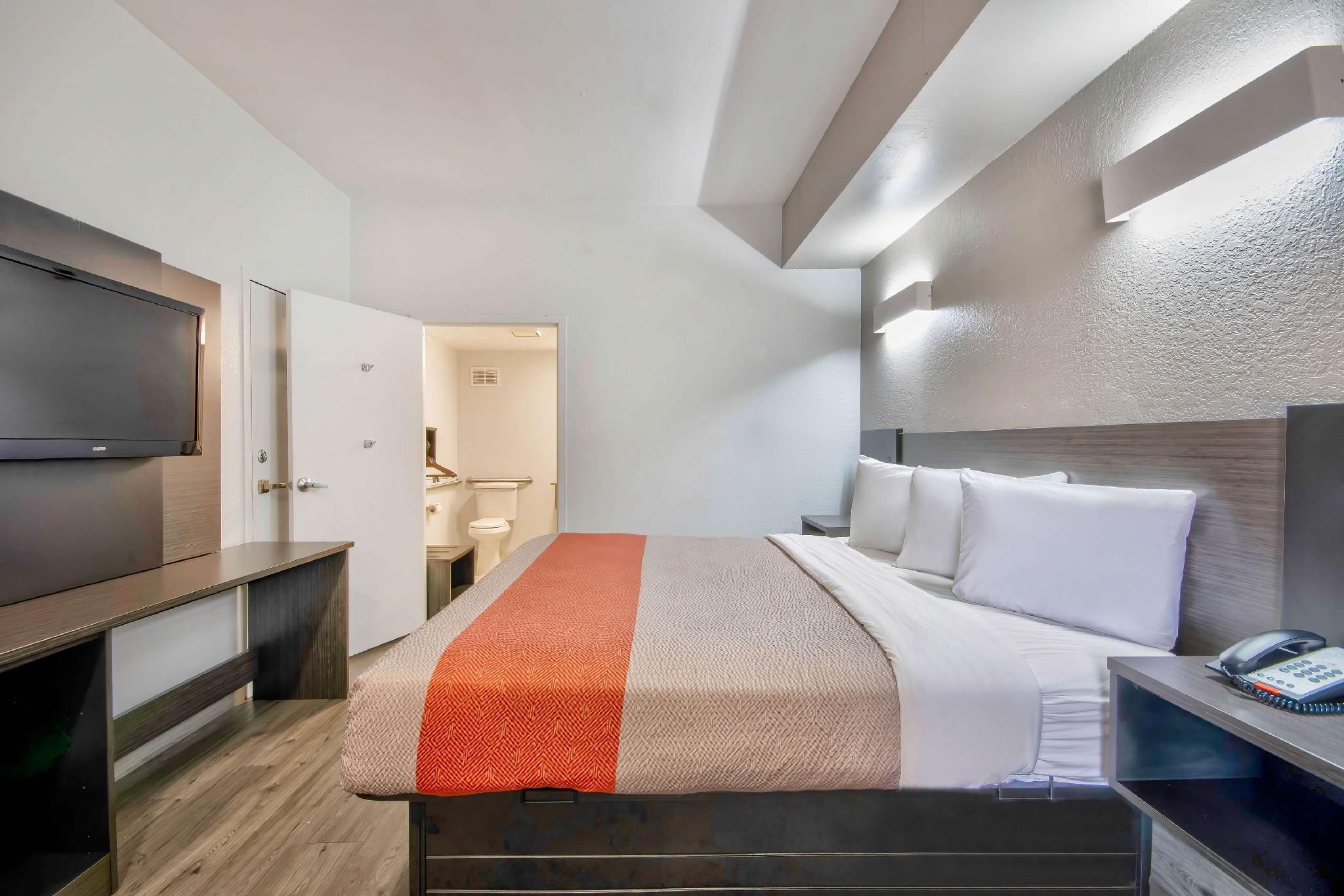 1 King Bed | Suite, Non-Smoking, Micfridge