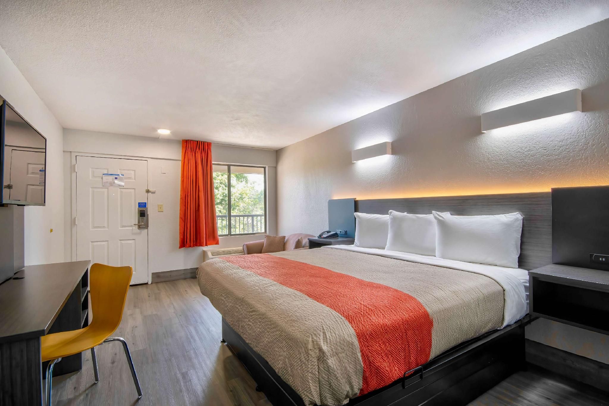 1 King Bed | Non-Smoking, Micfridge