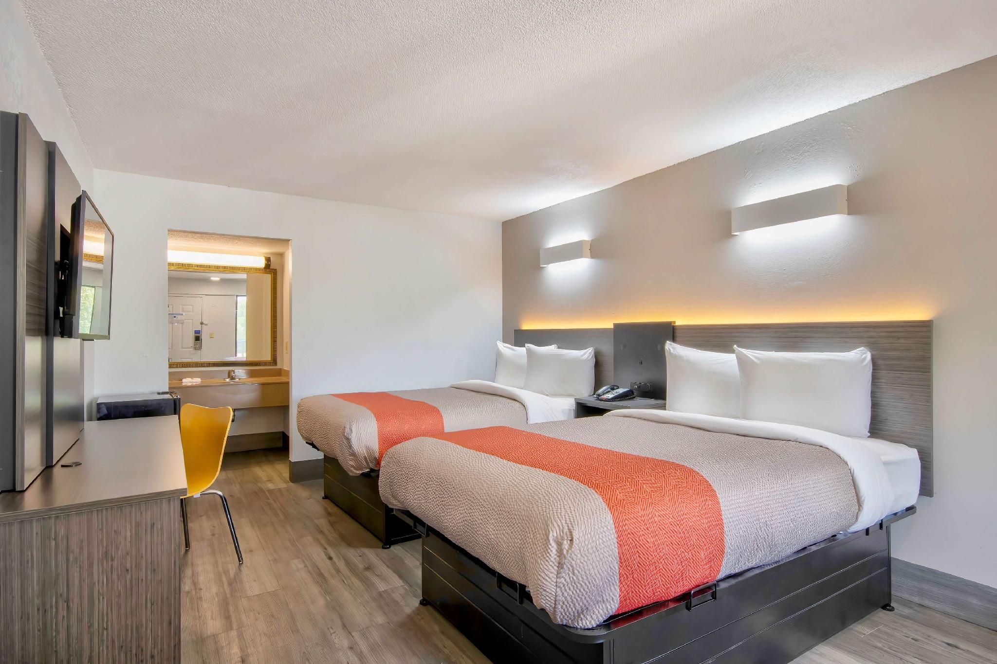 2 Queen Beds | Smoking, Micfridge