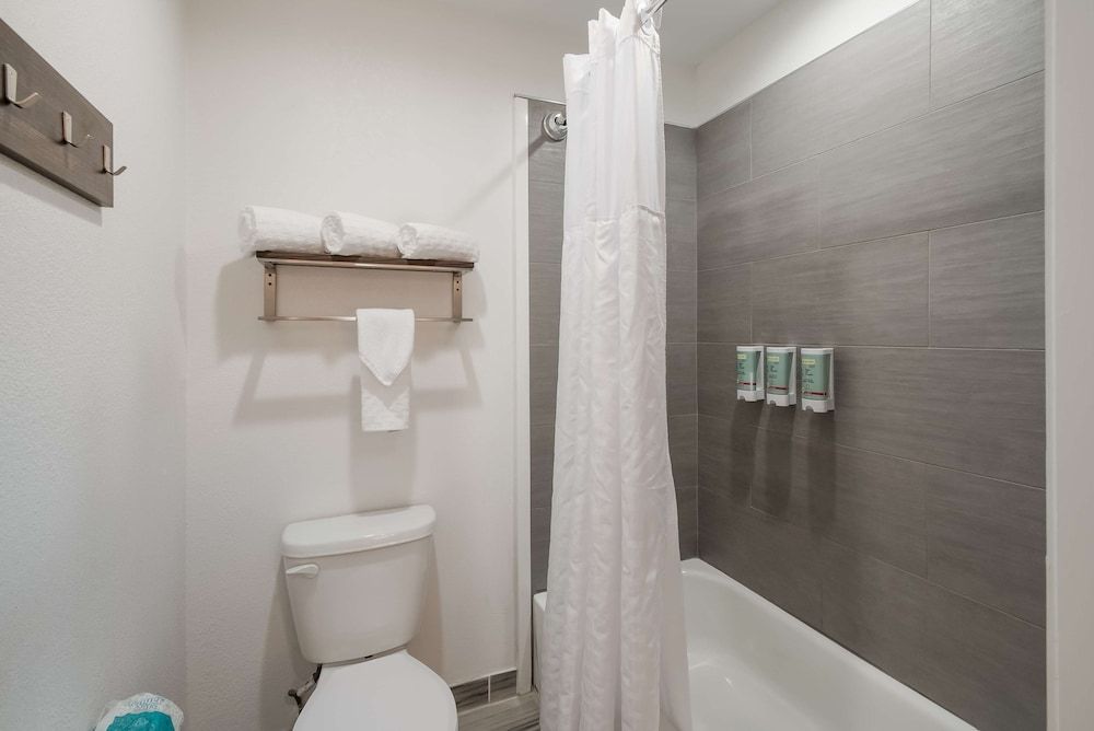 Best Western La Place Inn Suite, 1 King Bed, Non Smoking, Kitchenette (with Sofabed) 3