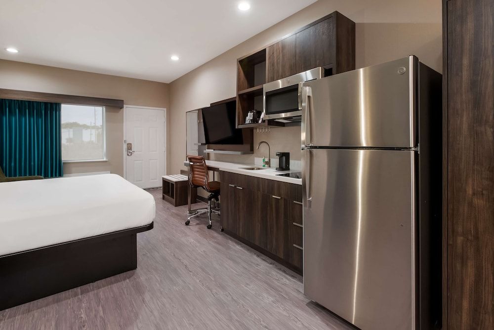 Best Western La Place Inn Suite, 1 King Bed, Non Smoking, Kitchenette (with Sofabed) 4