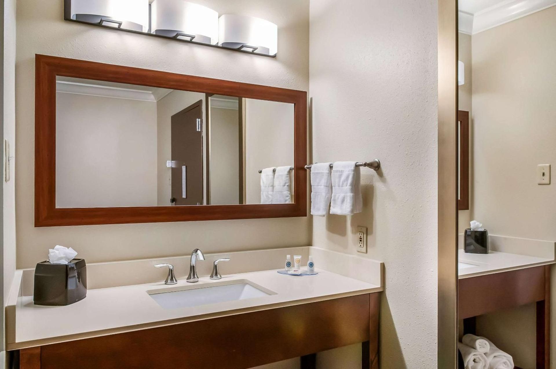 undefined Comfort Inn & Suites At Copeland Tower 7
