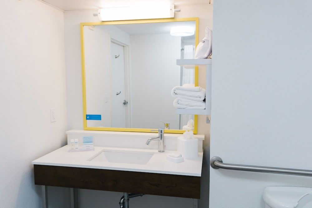 Hampton Inn Metairie One King Bed, Non-Smoking, Accessible 2