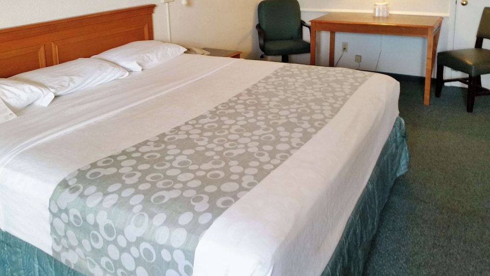Deluxe Room, 1 King Bed, Non Smoking, Refrigerator & Microwave