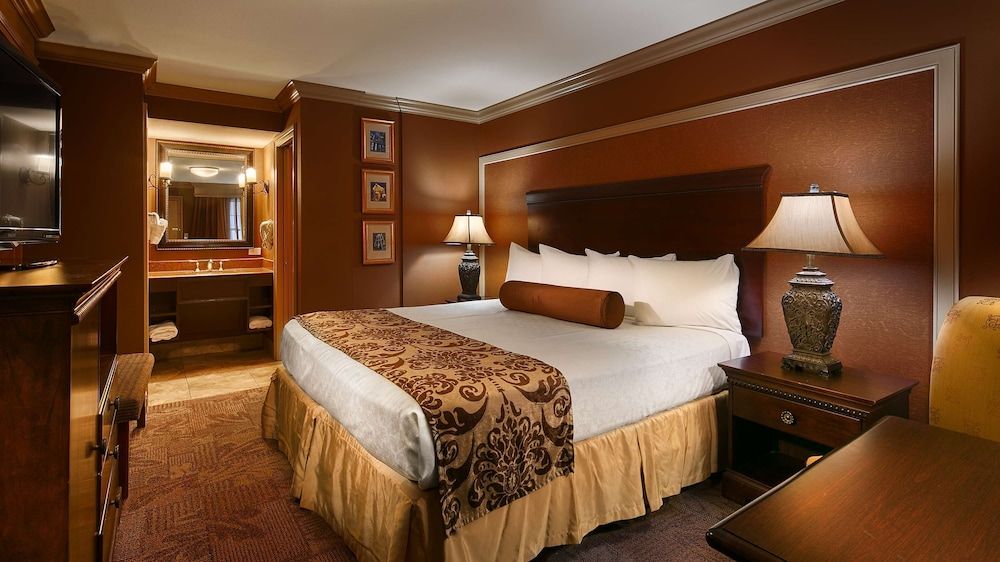 Standard Room, 1 King Bed, Non Smoking, Courtyard Area