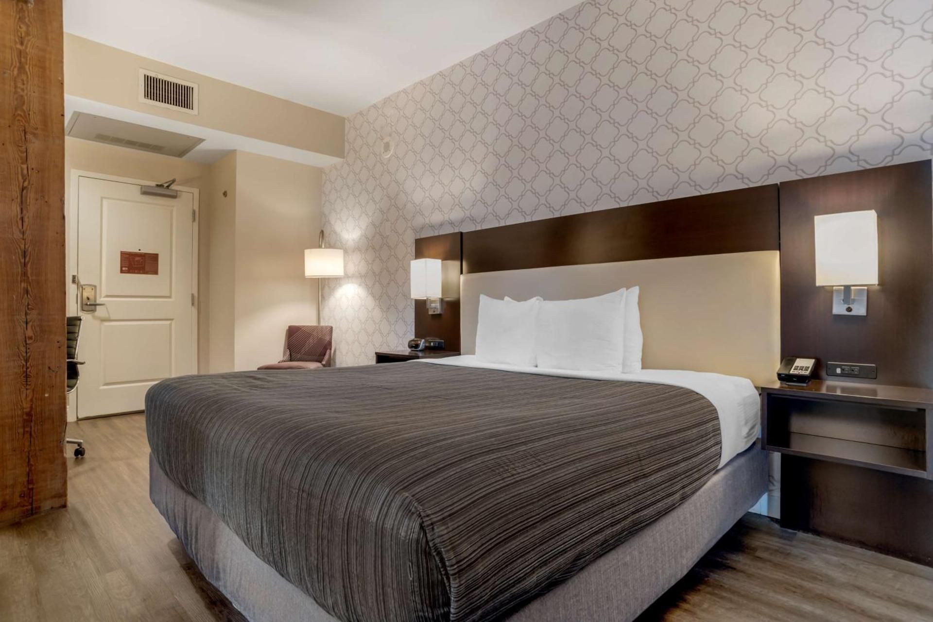 1 King Bed, Non-Smoking, Bathrobe And Slippers, Wi-Fi, Full Breakfast