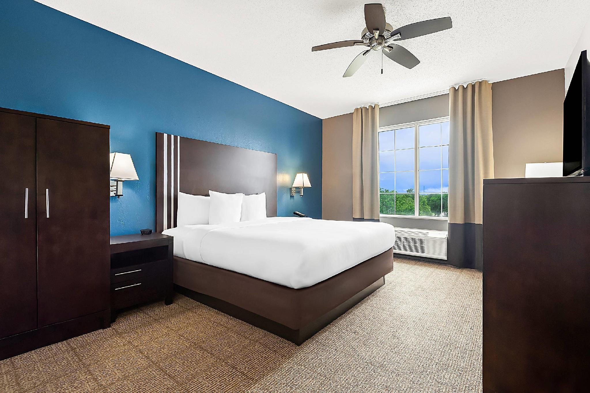 1 King Bed Non-Smoking Accessible