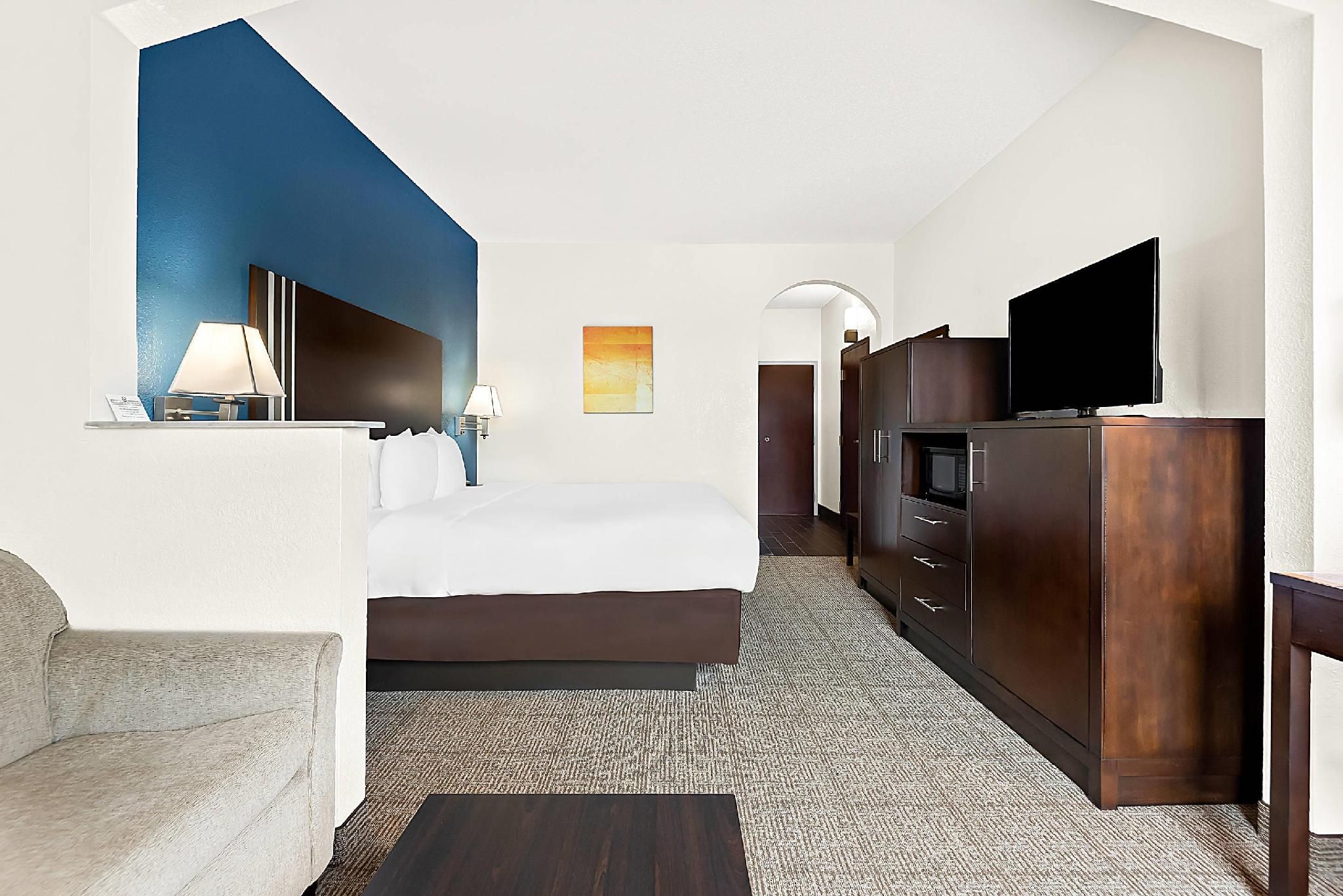 1 King Bed, Suite, Nonsmoking, Accessible