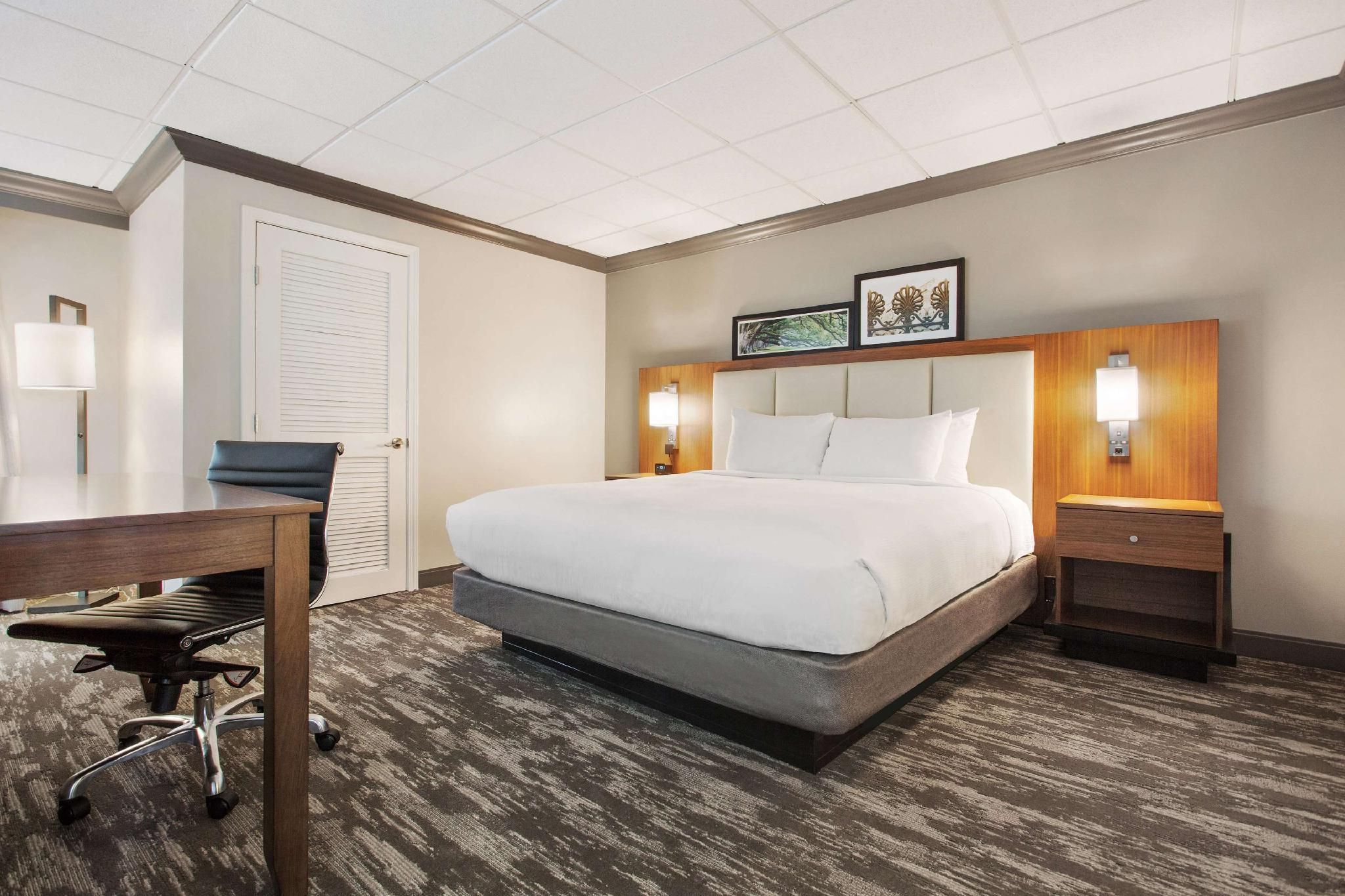 1 king jr suite mob access with tub