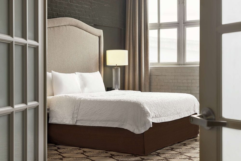 Room, 1 King Bed, Refrigerator & Microwave (Wet Bar)