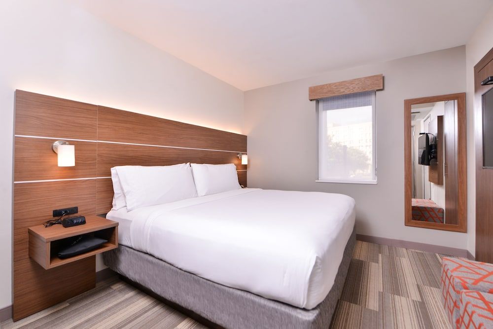 Standard Room, 1 King Bed, Accessible (Mobility, Roll-In Shower)