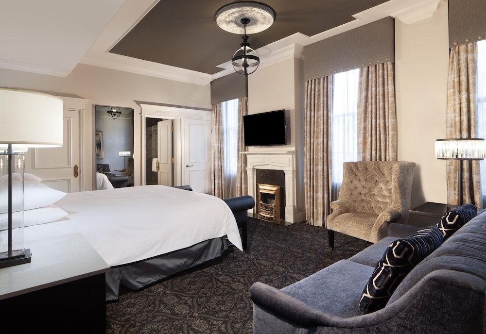 Room, 1 King Bed (Mobility/Hearing Access, Roll-In Shwr)