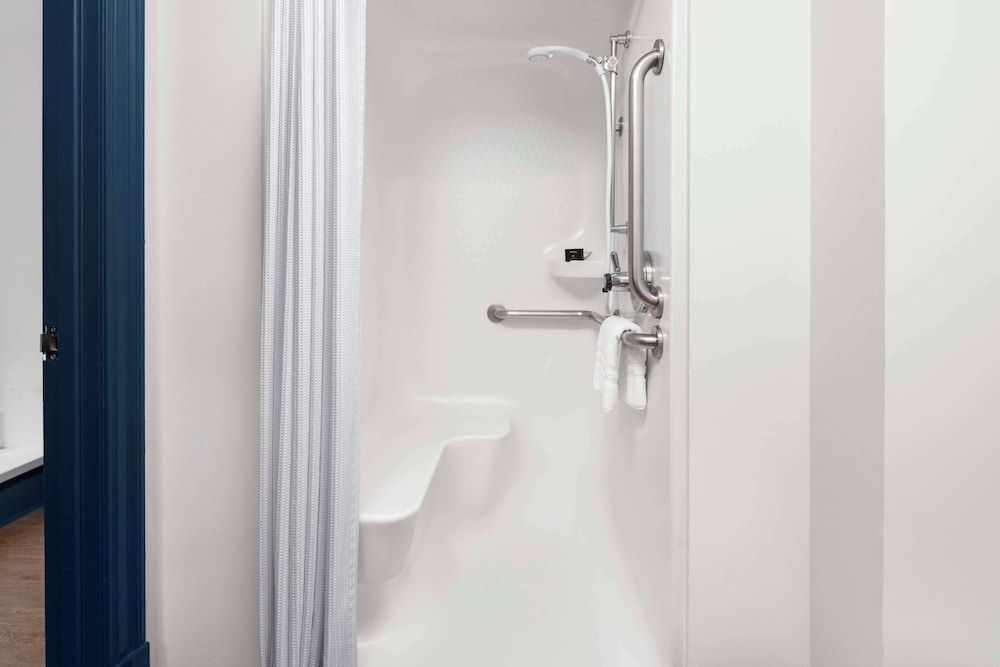 Hotel Theo New Orleans, Tapestry Collection by Hilton Studio, 1 King Bed (Mobility, 3x3 Shower) 5